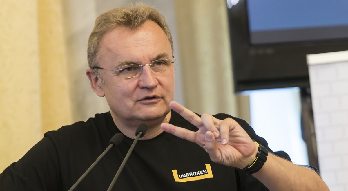 Садовий «пиляє бабки» на пораненних: лавки по 141 тисячі, мільйони без звіту і зачистка преси